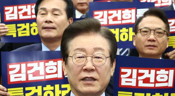 '거부하면 공범' 손피켓 든 이재명 대표