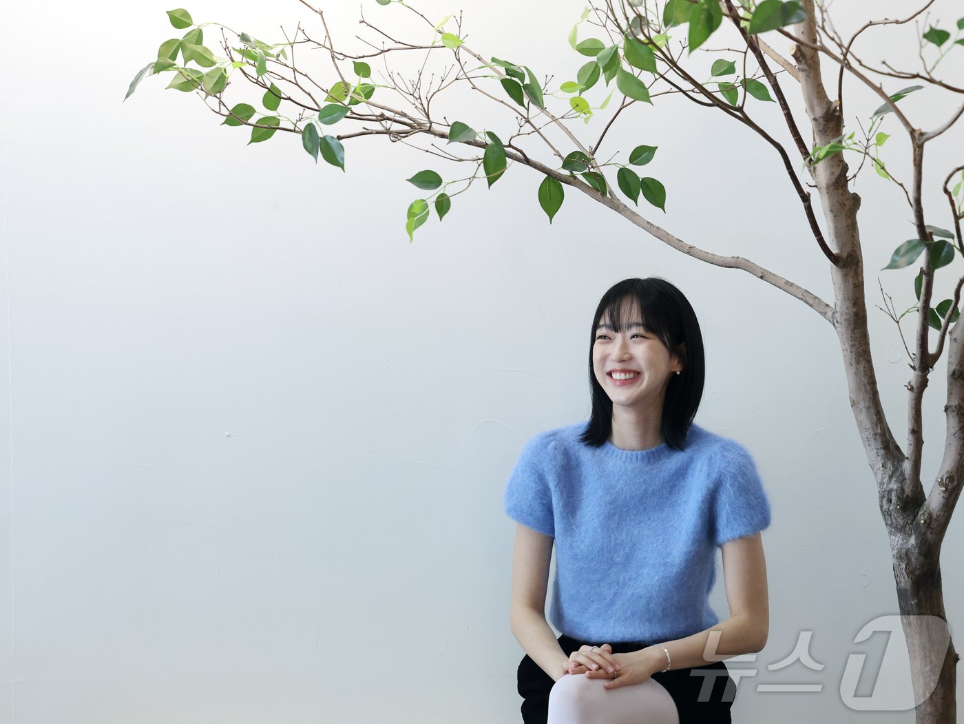 본문 이미지 - 배우 한지현이 4일 서울 성동구의 한 카페에서 인터뷰 전 포즈를 취하고 있다. 2024.10.4/뉴스1 ⓒ News1 황기선 기자