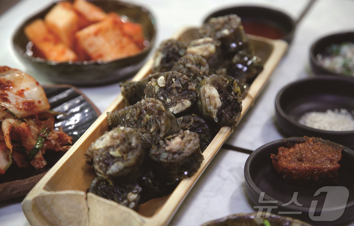 본문 이미지 - 단양 마늘을 넣은 마늘 순대국과 순대.2024.10.4/뉴스1