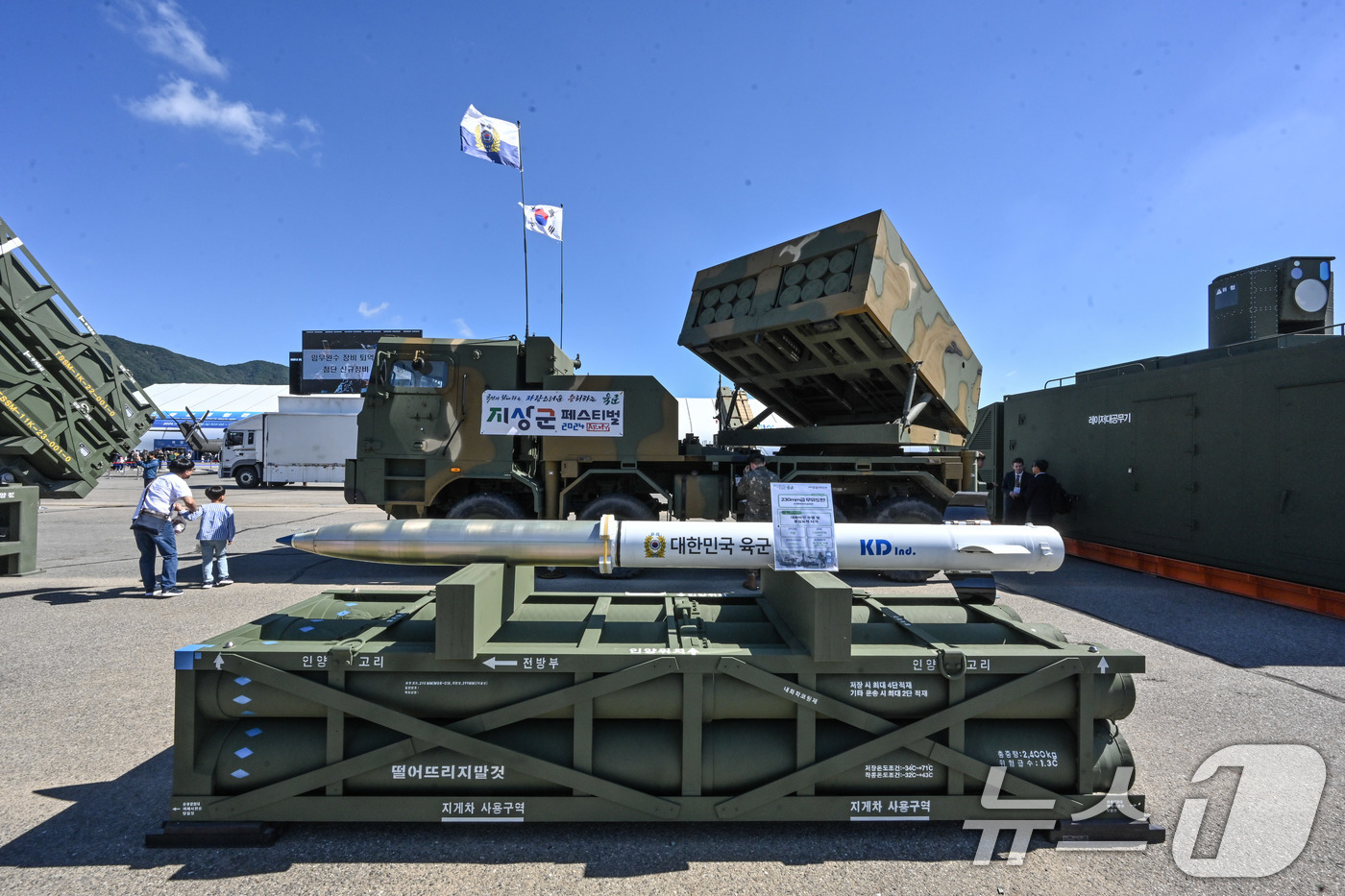 (서울=뉴스1) = 육군은 4일 충남 계룡대 활주로에서 국토방위 임무를 완수한 무기체계에 대한 퇴역식과 함께 2024년 전력화되는 최신예 무기 4종을 공개하는 전력화 행사를 개최했 …