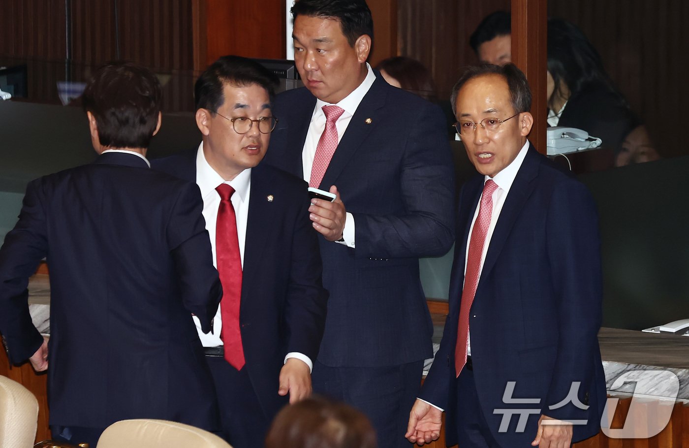 추경호 국민의힘 원내대표와 배준영 원내수석부대표가 4일 오후 서울 여의도 국회에서 열린 제418회국회&#40;정기회&#41; 제10차 본회의에서 대화하고 있다. 2024.10.4/뉴스1 ⓒ News1 김민지 기자