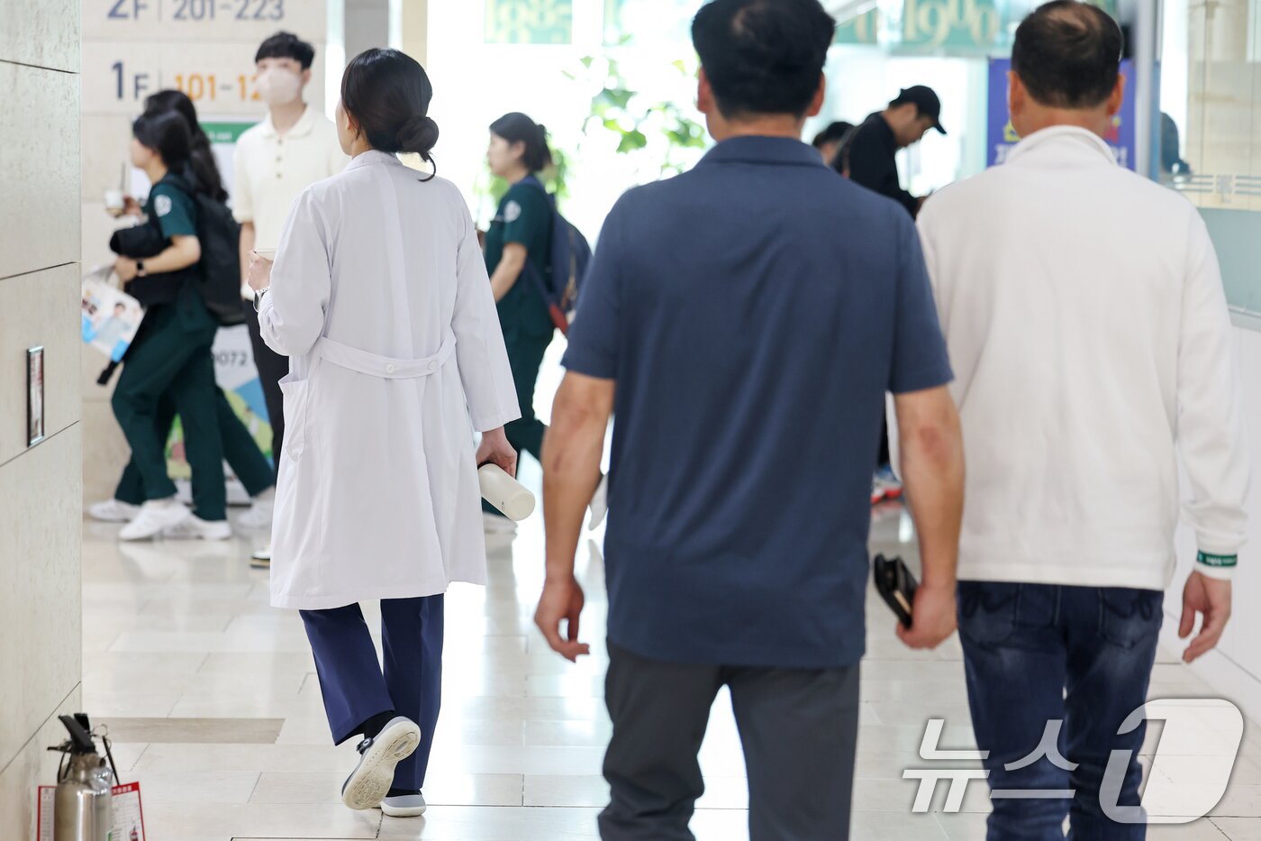 본문 이미지 - 정부의 의대 정원 확대에 반발하는 전공의들을 비롯한 의료계의 집단행동이 장기화 되고 있는 4일 서울의 한 대학병원에서 의료진이 오가고 있다. 2024.10.4/뉴스1 ⓒ News1 민경석 기자
