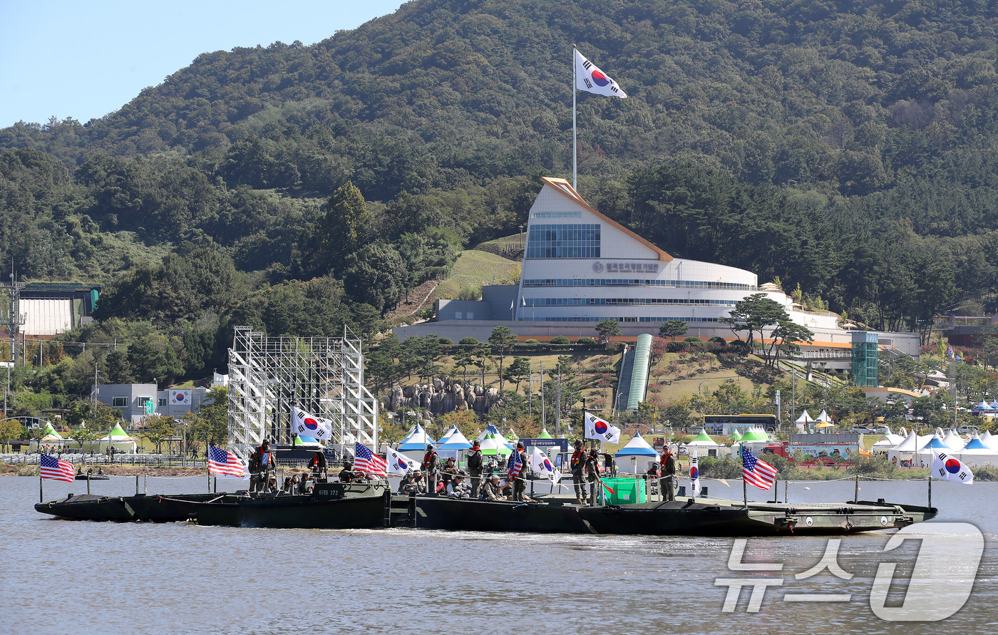 (칠곡=뉴스1) 공정식 기자 = '제15회 낙동강지구 전투 전승행사'와 '제11회 칠곡 낙동강 평화축제'가 4일 경북 칠곡군 낙동강 칠곡보 생태공원 일원에서 개막했다. 행사장을 찾 …