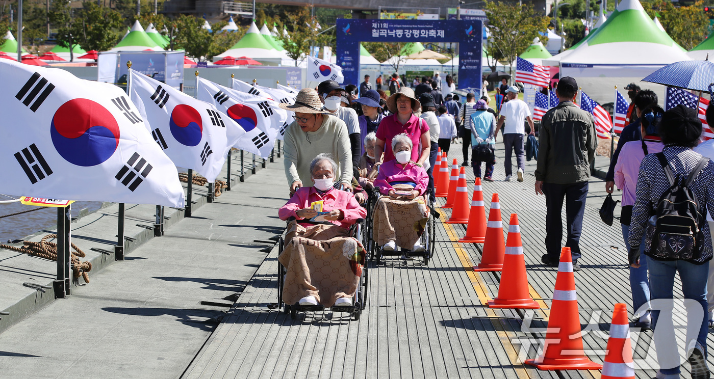 (칠곡=뉴스1) 공정식 기자 = '제15회 낙동강지구 전투 전승행사'와 '제11회 칠곡 낙동강 평화축제'가 4일 경북 칠곡군 낙동강 칠곡보 생태공원 일원에서 개막했다. 행사장을 찾 …