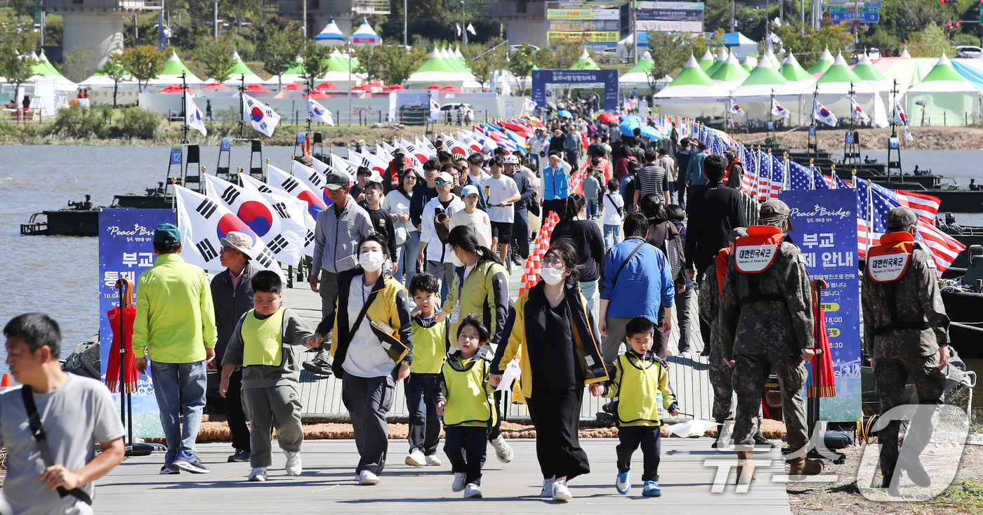 (칠곡=뉴스1) 공정식 기자 = '제15회 낙동강지구 전투 전승행사'와 '제11회 칠곡 낙동강 평화축제'가 4일 경북 칠곡군 낙동강 칠곡보 생태공원 일원에서 개막했다. 행사장을 찾 …