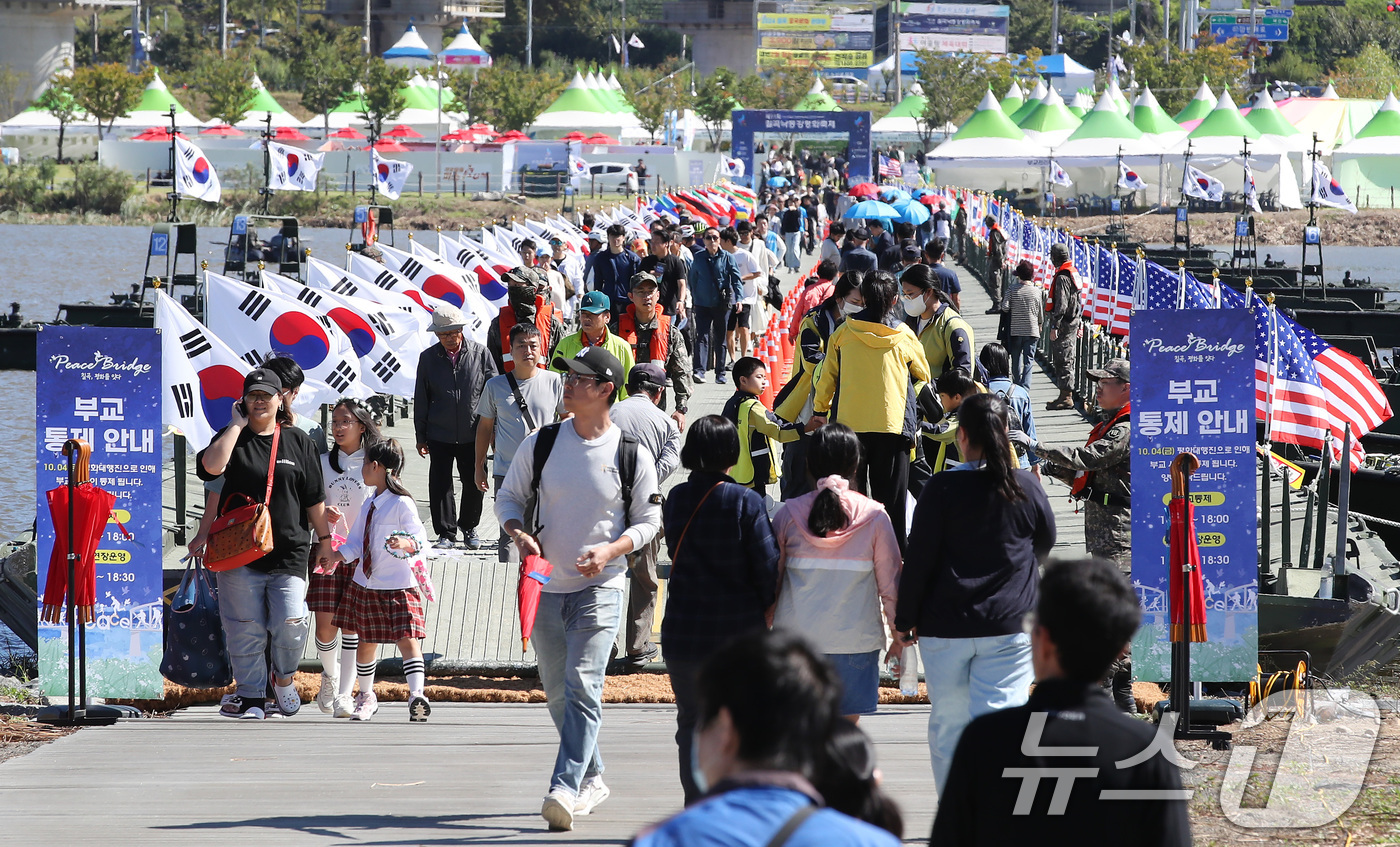 (칠곡=뉴스1) 공정식 기자 = '제15회 낙동강지구 전투 전승행사'와 '제11회 칠곡 낙동강 평화축제'가 4일 경북 칠곡군 낙동강 칠곡보 생태공원 일원에서 개막했다. 행사장을 찾 …