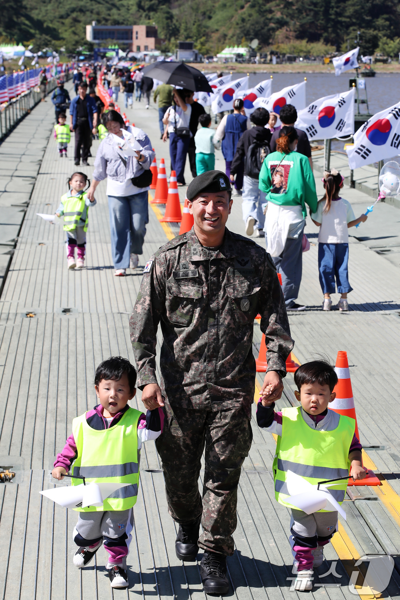 (칠곡=뉴스1) 공정식 기자 = '제15회 낙동강지구 전투 전승행사'와 '제11회 칠곡 낙동강 평화축제'가 4일 경북 칠곡군 낙동강 칠곡보 생태공원 일원에서 개막했다. 행사장을 찾 …