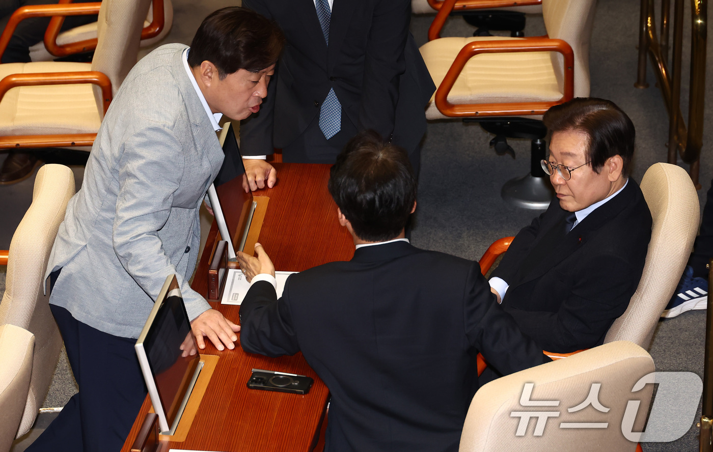 (서울=뉴스1) 김민지 기자 = 이재명 더불어민주당 대표가 4일 오후 서울 여의도 국회에서 열린 제418회국회(정기회) 제10차 본회의에서 김민석 최고위원 등과 대화하고 있다. 2 …