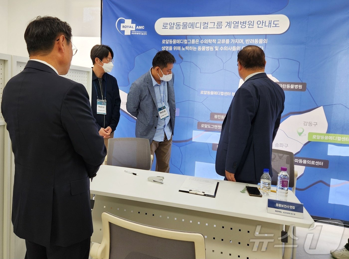 본문 이미지 - 4일 대한민국 반려동물 취업박람회에서 오후석 경기도 행정2부지사와 허주형 대한수의사회 회장이 로얄동물메디컬그룹 현장 면접실에 방문해 동물보건사 채용 관련 설명을 듣고 있다. ⓒ 뉴스1 한송아 기자