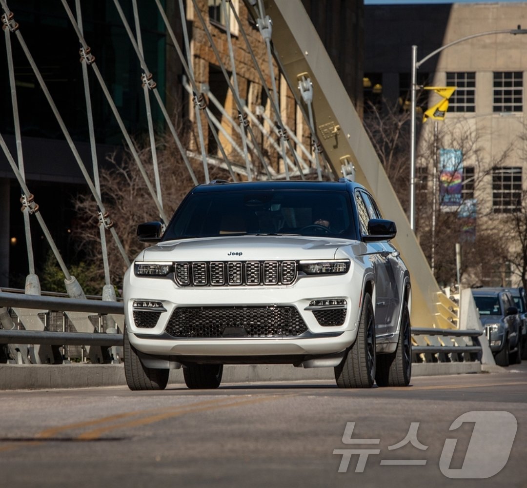 본문 이미지 - 스텔란티스그룹 산하 지프(Jeep)가 생산한 플러그인 하이브리드(PHEV) SUV 모델 '그랜드 체로키 4xe'(스텔란티스코리아 제공). 2024.10.04.