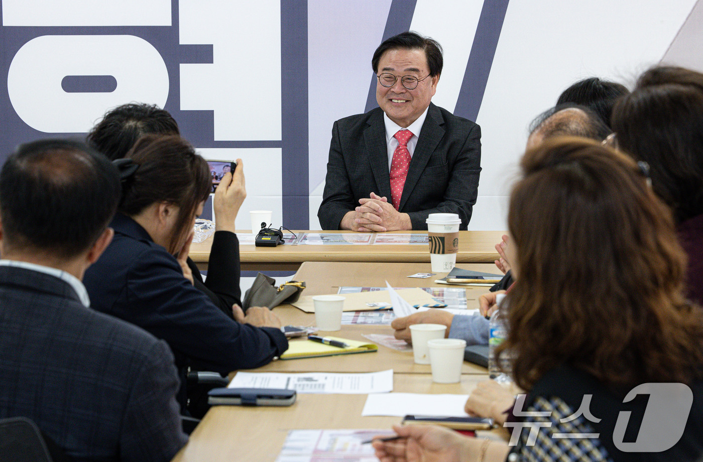 (서울=뉴스1) 이재명 기자 = 10·16 서울시교육감 보궐선거 보수 진영 단일 후보인 조전혁 후보가 4일 오후 서울 종로구 자신의 선거사무실에서 열린 어린이 안전 관련 간담회에서 …