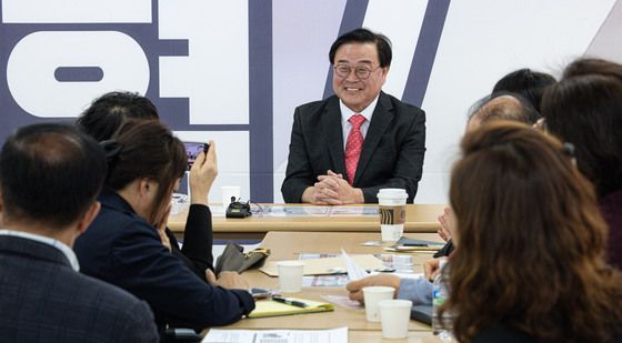 미소 짓는 조전혁 후보