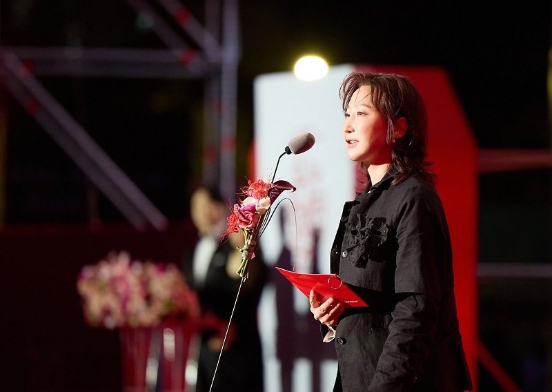 본문 이미지 - 제29회 부산국제영화제 개막식에서 까멜리아상 수상 소감 전달하는 류성희 감독/사진제공 = 샤넬