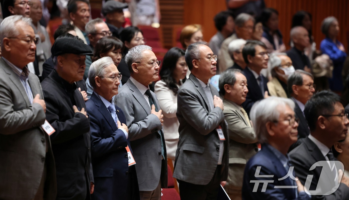 (서울=뉴스1) = 4일 서울 중구 국립극장 해오름극장에서 열린 대한민국예술원 개원 70주년 기념식에서 유인촌 문화체육관광부 장관 등 참석자들이 국기에 대한 경례를 하고 있다. ( …