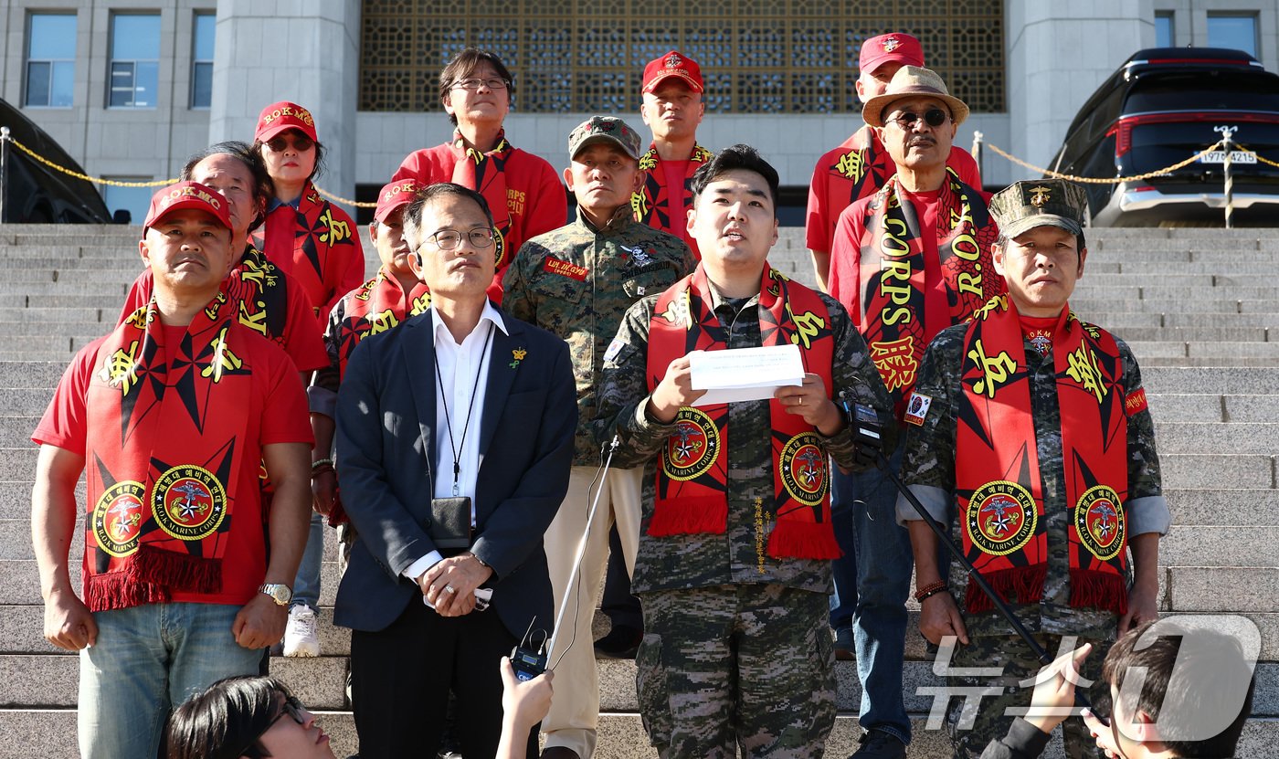 정원철 해병대예비역연대 회장을 비롯한 관계자들이 4일 오후 서울 여의도 국회 앞 계단에서 채해병 특검법 재표결 부결에 대한 입장 발표를 하고 있다. 2024.10.4/뉴스1 ⓒ News1 김민지 기자