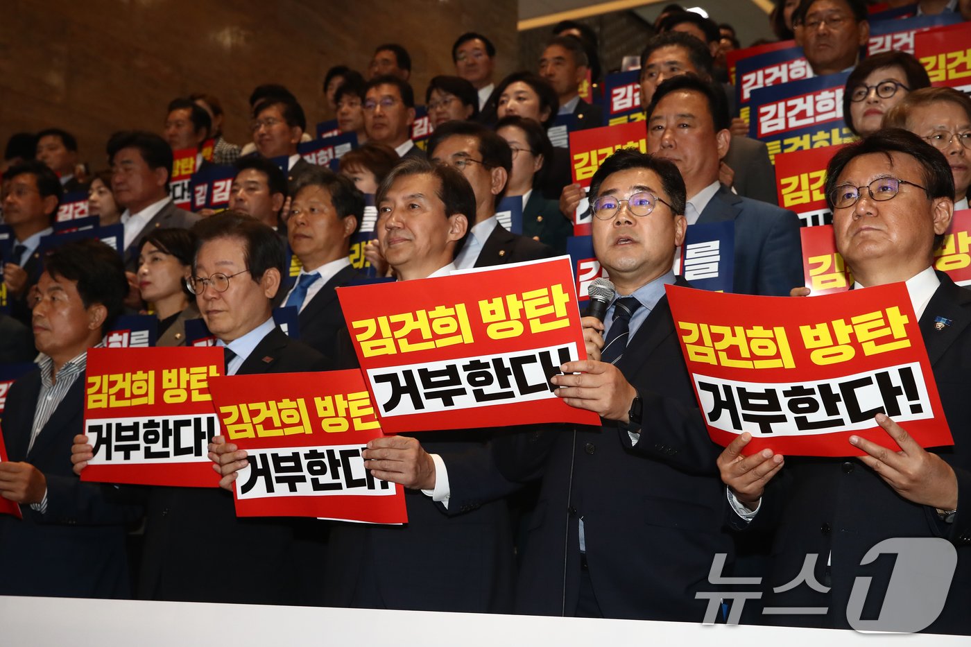 이재명 더불어민주당 대표와 조국 조국혁신당 대표를 비롯한 야당 의원들이 4일 오후 서울 여의도 국회에서 김건희·채해병 특검법, 지역화폐법 재의 부결 규탄대회를 하고 있다. 2024.10.4/뉴스1 ⓒ News1 이광호 기자