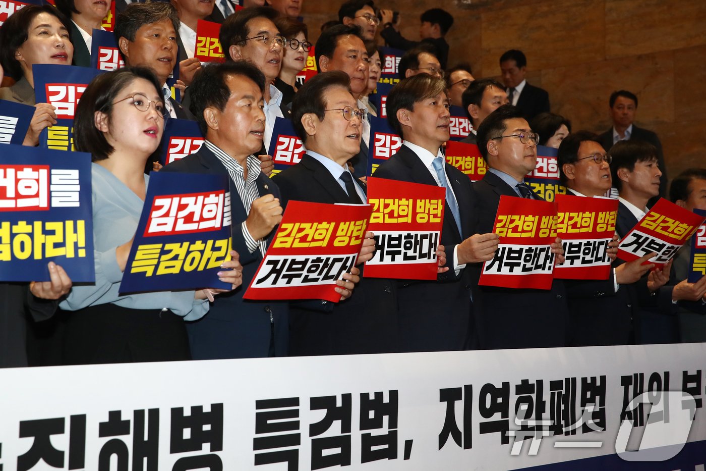 본문 이미지 - 이재명 더불어민주당 대표와 조국 조국혁신당 대표를 비롯한 야당 의원들이 4일 오후 서울 여의도 국회에서 김건희·채해병 특검법, 지역화폐법 재의 부결 규탄대회를 하고 있다. 2024.10.4/뉴스1 ⓒ News1 이광호 기자