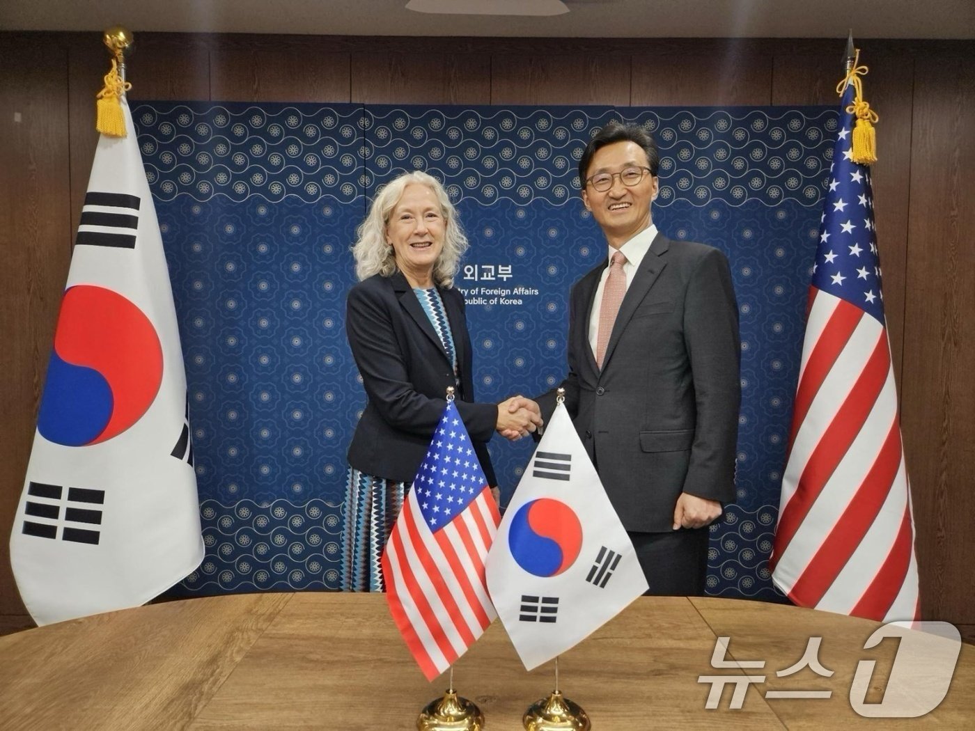 본문 이미지 - 이태우 외교부방위비분담협상대표와 린다 스펙트 국무부 선임보좌관이 지난 4일 서울 외교부 청사에서 제12차 한미 방위비분담특별협정&#40;SMA&#41; 협상 기념 악수하고 있다. &#40;외교부 제공&#41; 2024.10.4/뉴스1