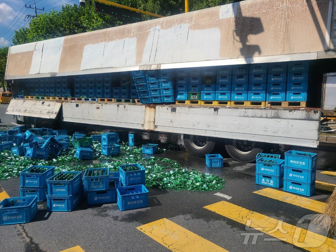 본문 이미지 - 지난 1일 오전 9시 30분쯤 대구 서구 중리네거리에 25톤 윙바디트럭 내에 있던 소주 박스(50여병)가 도로 위에 떨어졌다. (대구경찰청 제공)/뉴스1
