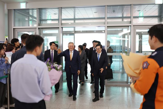 경기도청 방문한 문재인 부부…김동연 도지사와 20분 회동