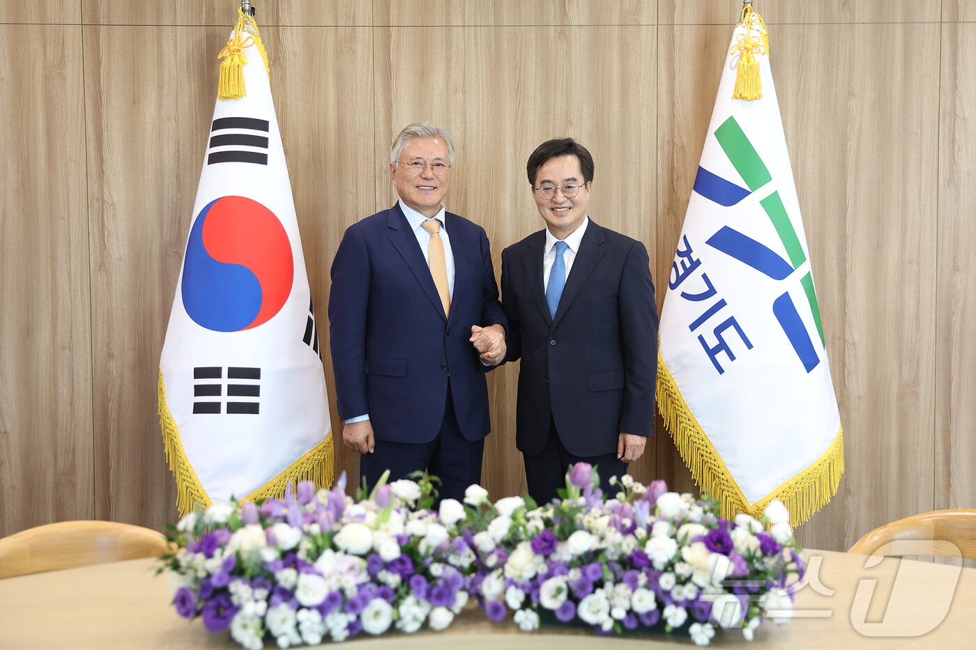 본문 이미지 - 문재인 전 대통령이 4일 경기도청을 방문해 김동연 도지사와 직원들을 만났다.
