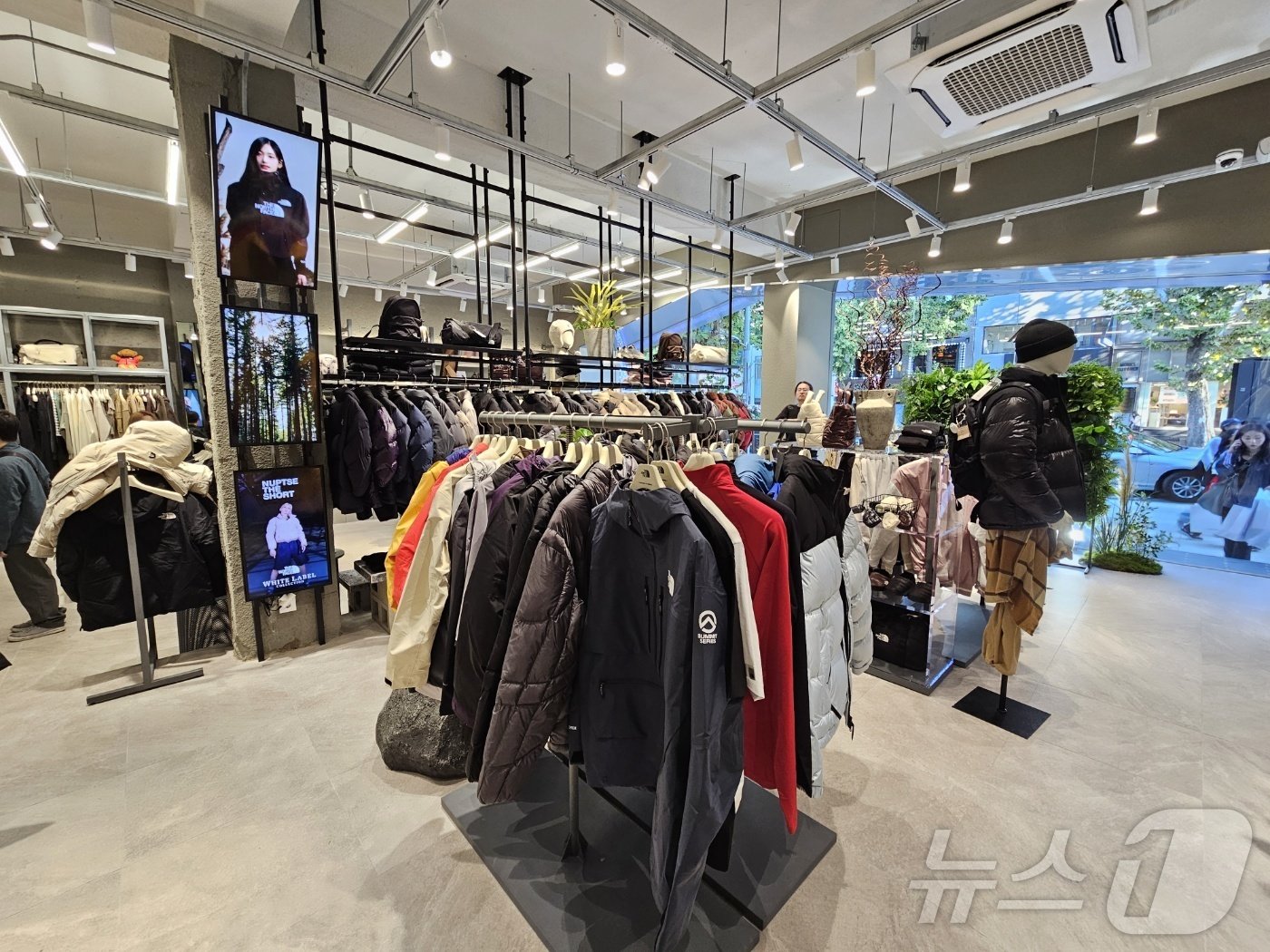 본문 이미지 - 노스페이스 한남점 매장 모습.ⓒ 뉴스1/김진희 기자.
