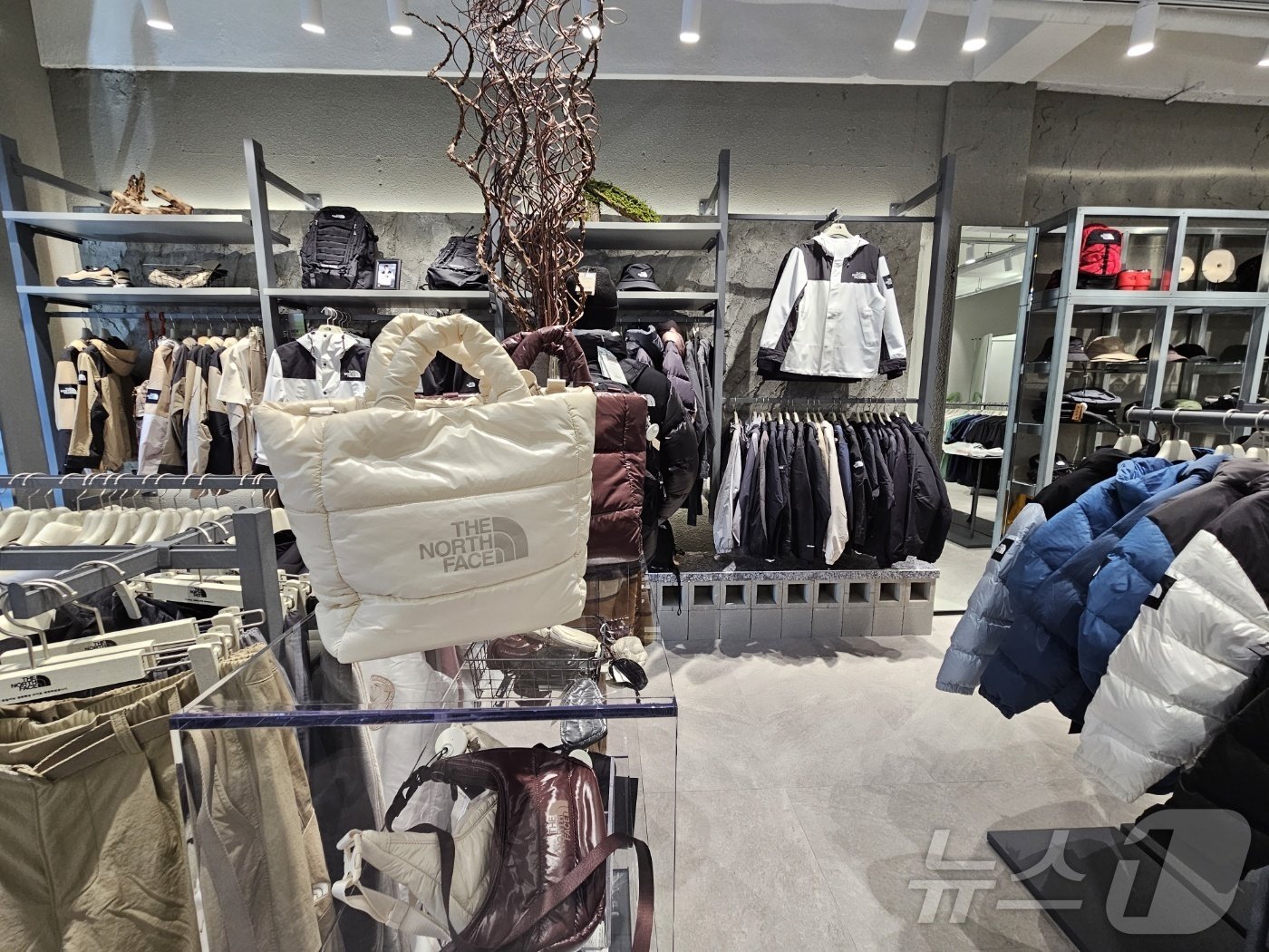 본문 이미지 - 노스페이스 한남점 매장 모습.ⓒ 뉴스1/김진희 기자.