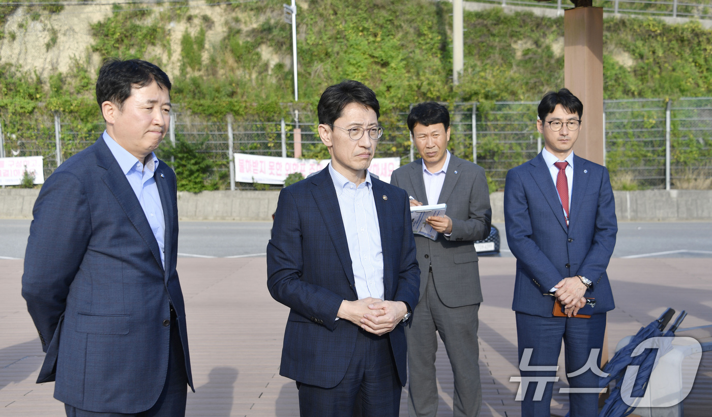 (서울=뉴스1) = 김윤상 기획재정부 차관이 4일 부산 강서구 가덕도신공항 건설현장을 찾아 둘러보고 있다. (기획재정부 제공) 2024.10.4/뉴스1