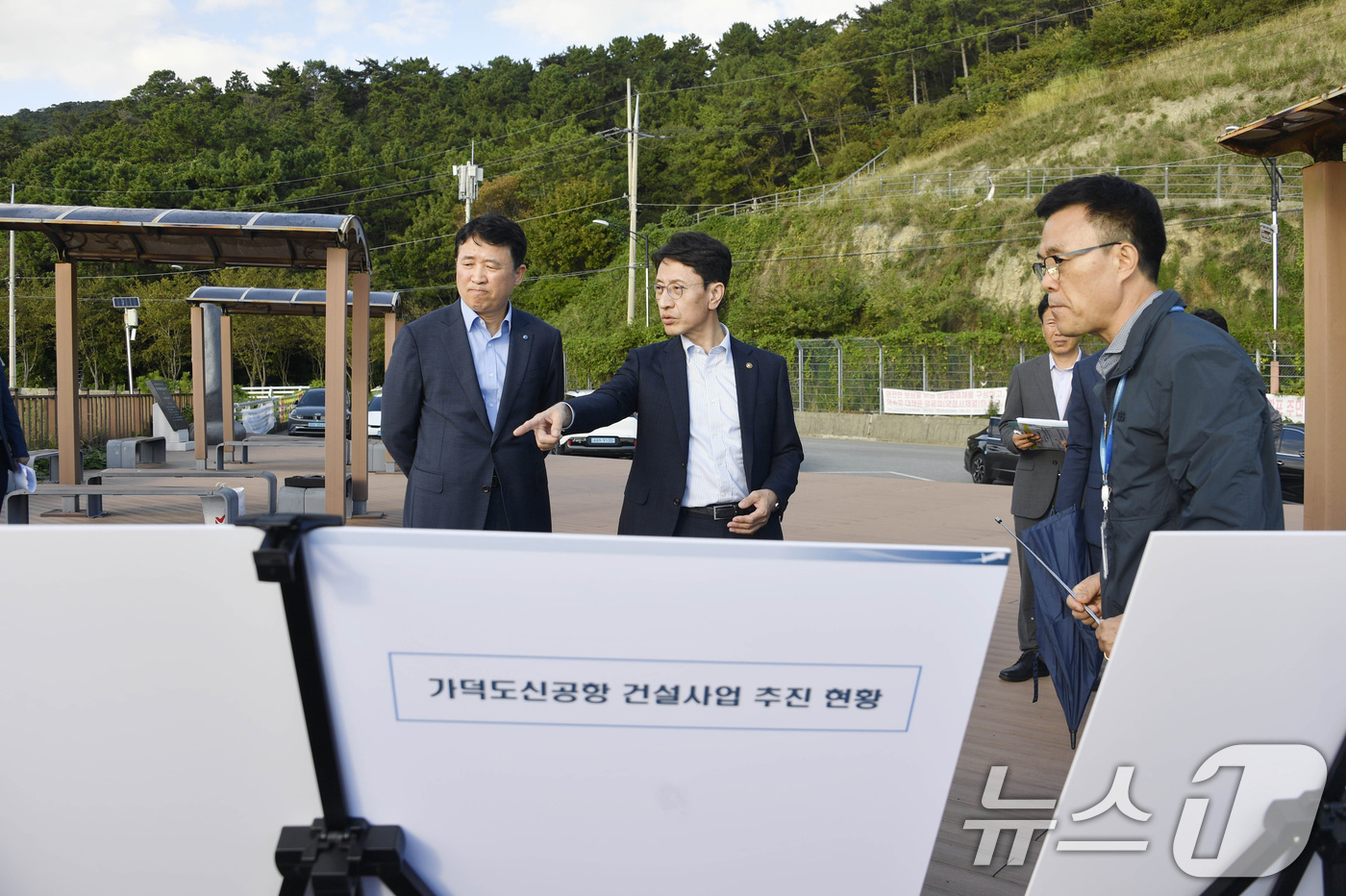 (서울=뉴스1) = 김윤상 기획재정부 차관이 4일 부산 강서구 가덕도신공항 건설현장을 찾아 둘러보고 있다. (기획재정부 제공) 2024.10.4/뉴스1