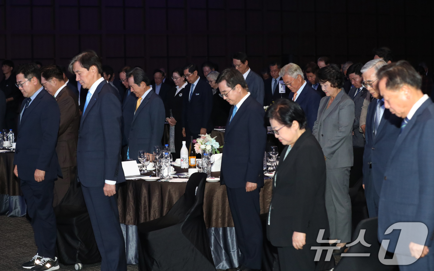 (수원=뉴스1) 김영운 기자 = 김동연 경기도지사(가운데)가 4일 경기 수원시 영통구 수원컨벤션센터에서 열린 '10.4 남북정상선언 제17주년 기념식 및 2024년도 한반도 평화주 …