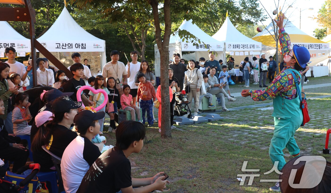 완주 와일드&로컬푸드 개막일인 4일 전북자치도 완주군 고산자연휴양림 일원에 마련된 행사장을 찾은 방문객들이 공연을 보고 있다. 2024.10.4/뉴스1 ⓒ News1 유경석 기자