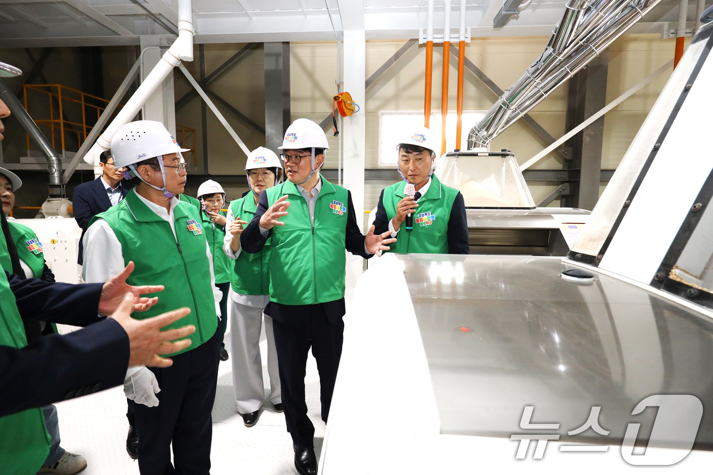 (서울=뉴스1) = 권재한 농촌진흥청장과 이철우 경상북도지사, 김장호 구미시장이 4일 경북 구미시에서 열린 ‘경북 지역 국산 밀 전문 제분 시설’ 준공식에서 시설을 살펴보고 있다. …