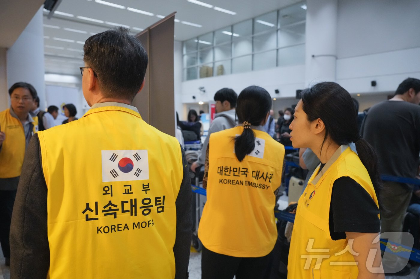 본문 이미지 - 레바논 체류 우리 국민의 군 수송기 철수를 지원하기 위해 현지에 파견된 신속대응팀.(외교부 제공)