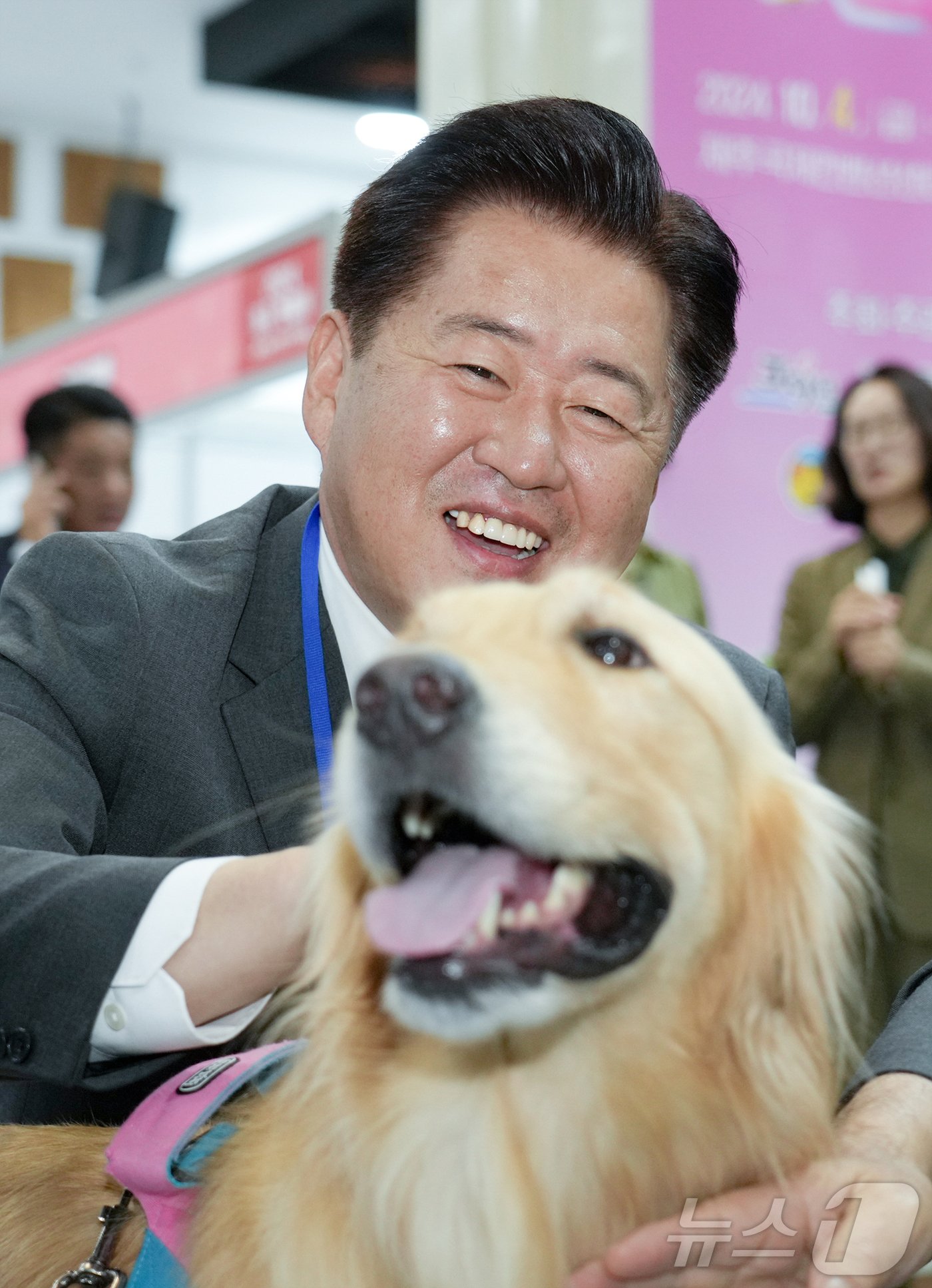 본문 이미지 - 오영훈 제주특별자치도지사가 4일 제주국제컨벤션센터에서 열린 &#39;2024 제주 펫페어&#40;Pet Fair&#41;&#39;에서 한 강아지를 쓰다듬고 있다.&#40;제주특별자치도 제공&#41;