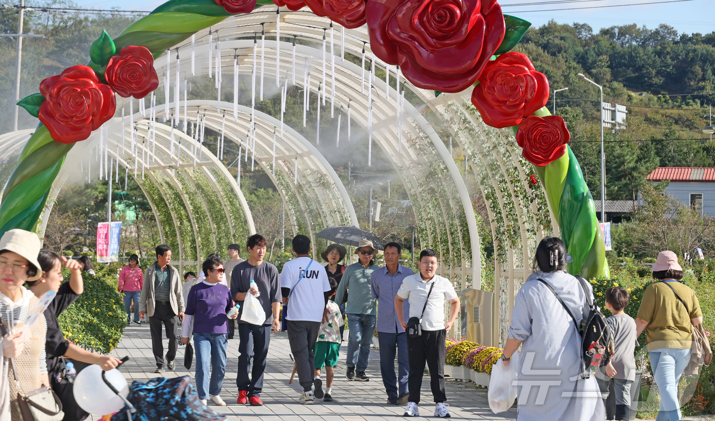 (임실=뉴스1) 김동규 기자 = 5일 전북 임실군에서 열린 치즈축제장에서 관광객들이 가을을 즐기고 있다.(임실군제공)2024.10.5/뉴스1