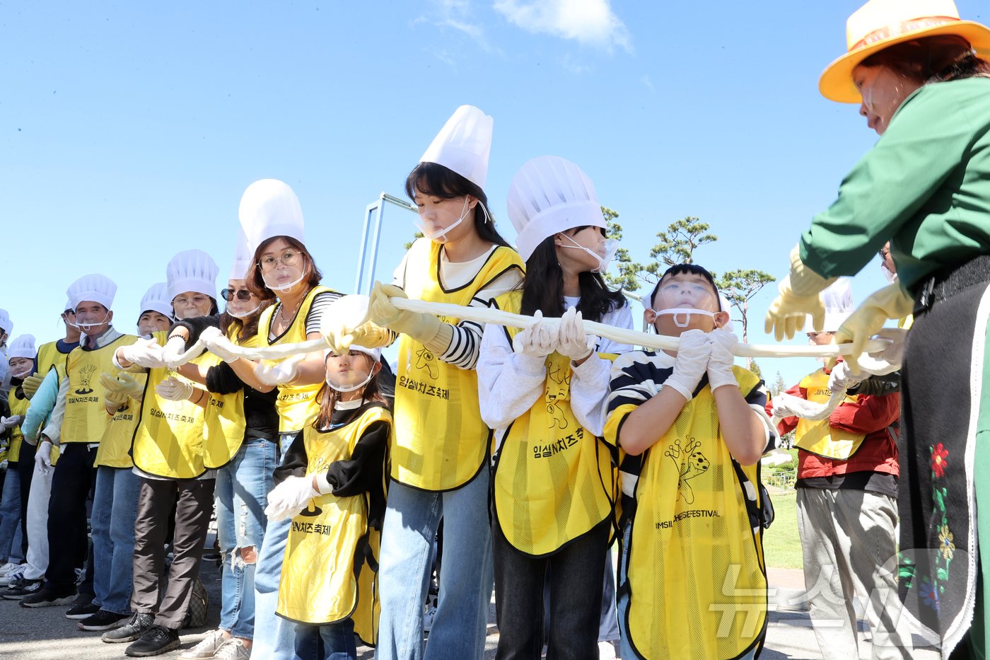 5일 전북 임실군에서 열린 치즈축제를 찾은 관광객들과 어린이들이 치즈를 힘껏 늘리고 있다. &#40;임실군제공&#41;2024.10.5/뉴스1 ⓒ News1 김동규 기자