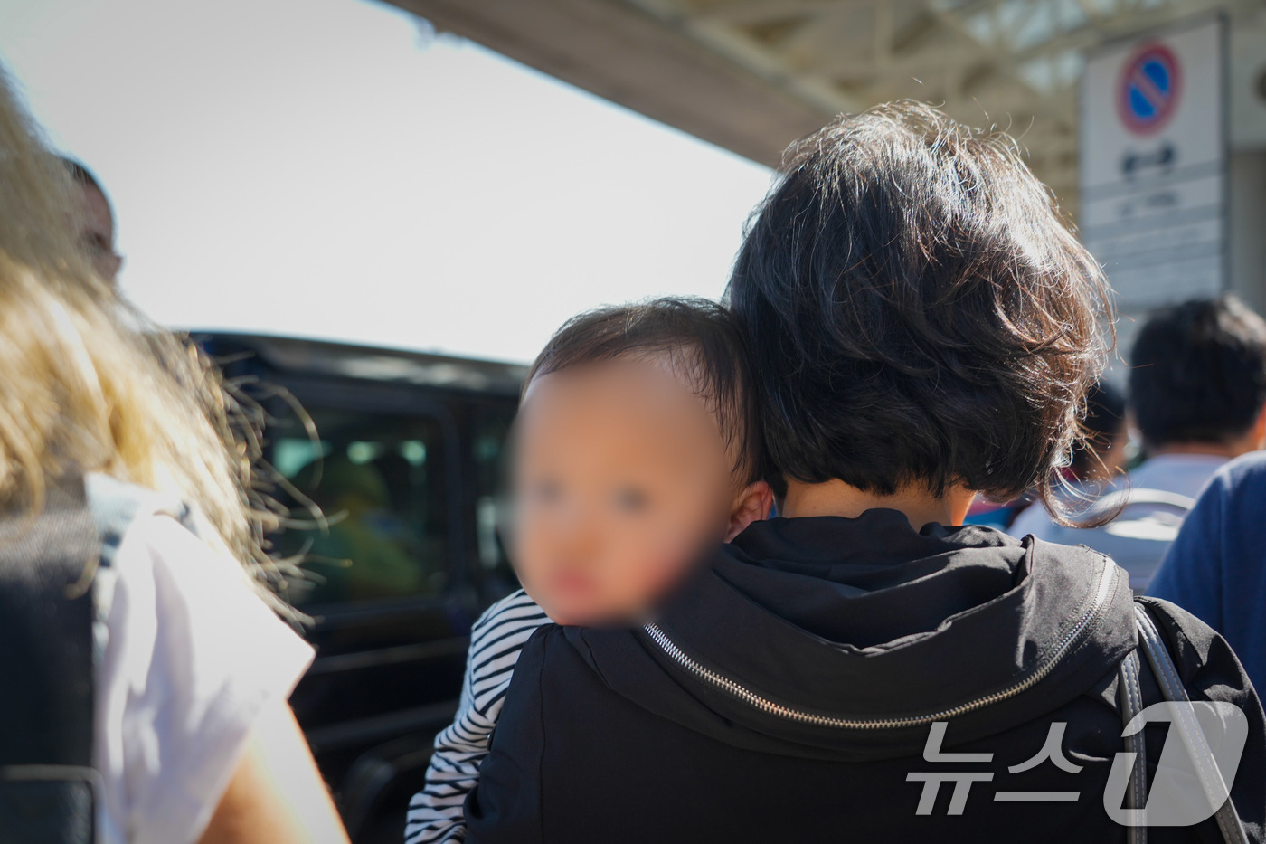 (서울=뉴스1) = 레바논 체류 재외국민들이 4일(현지시간) 레바논 베이루트 국제공항에서 귀국을 준비하고 있다. (외교부 제공)2024.10.5/뉴스1