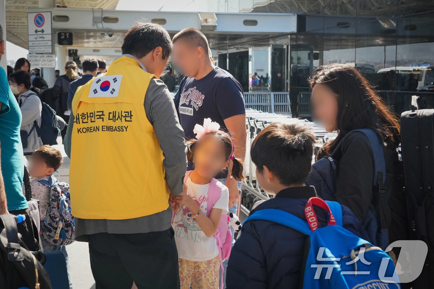 본문 이미지 - 레바논 체류 재외국민들이 4일&#40;현지시간&#41; 레바논 베이루트 국제공항에서 귀국을 준비하며 외교부 신속대응팀 관계자의 안내를 받고 있다. &#40;외교부 제공&#41;2024.10.5/뉴스1