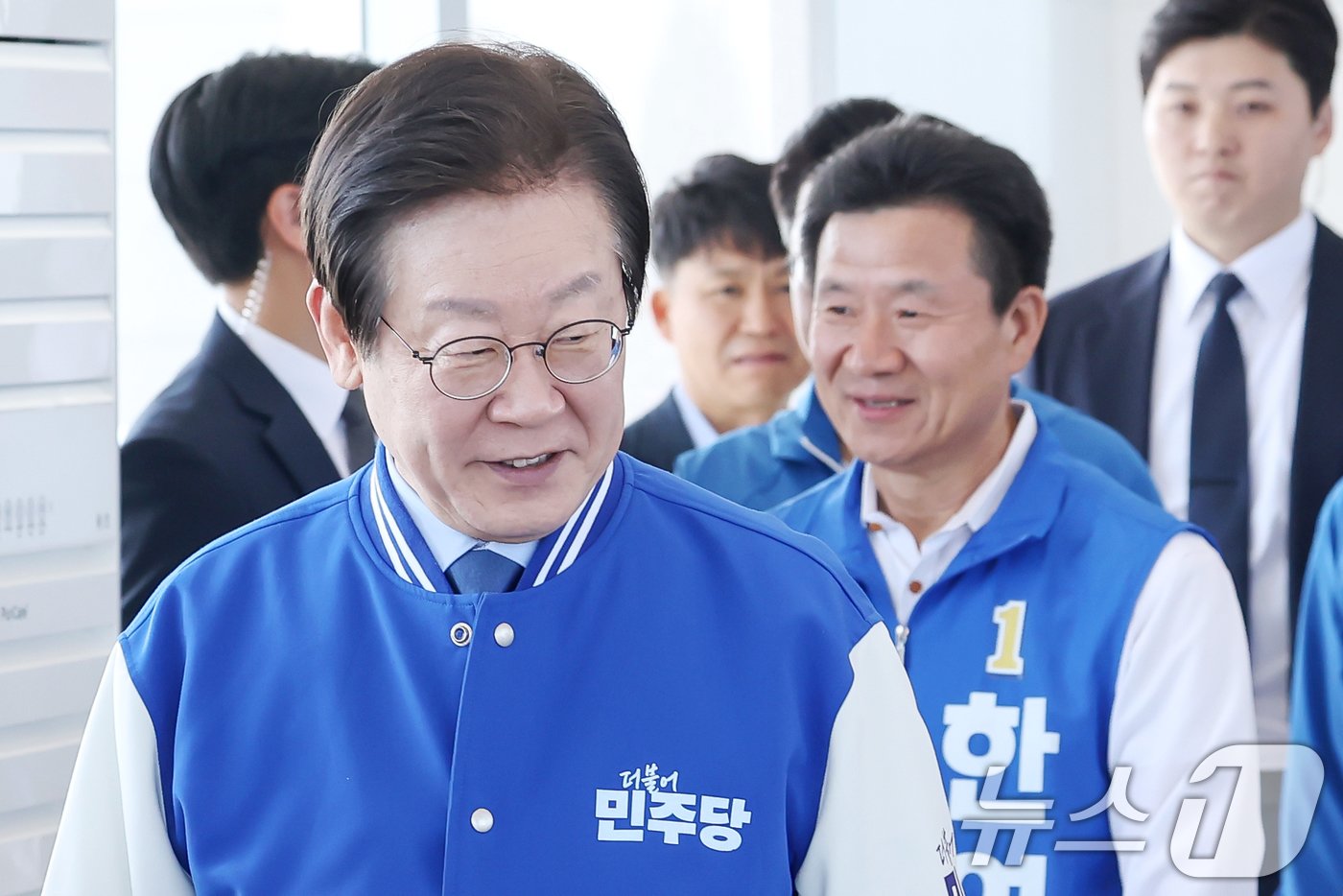 본문 이미지 - 이재명 더불어민주당 대표와 2024 하반기 재·보궐선거 강화군수에 출마한 한연희 후보가 5일 오전 인천 강화군 양사면 강화평화전망대를 방문하고 있다. 2024.10.5/뉴스1 ⓒ News1 민경석 기자