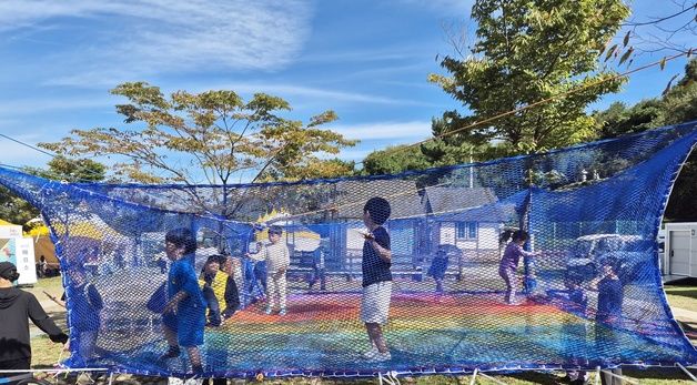 와푸 축제 즐기는 어린이들