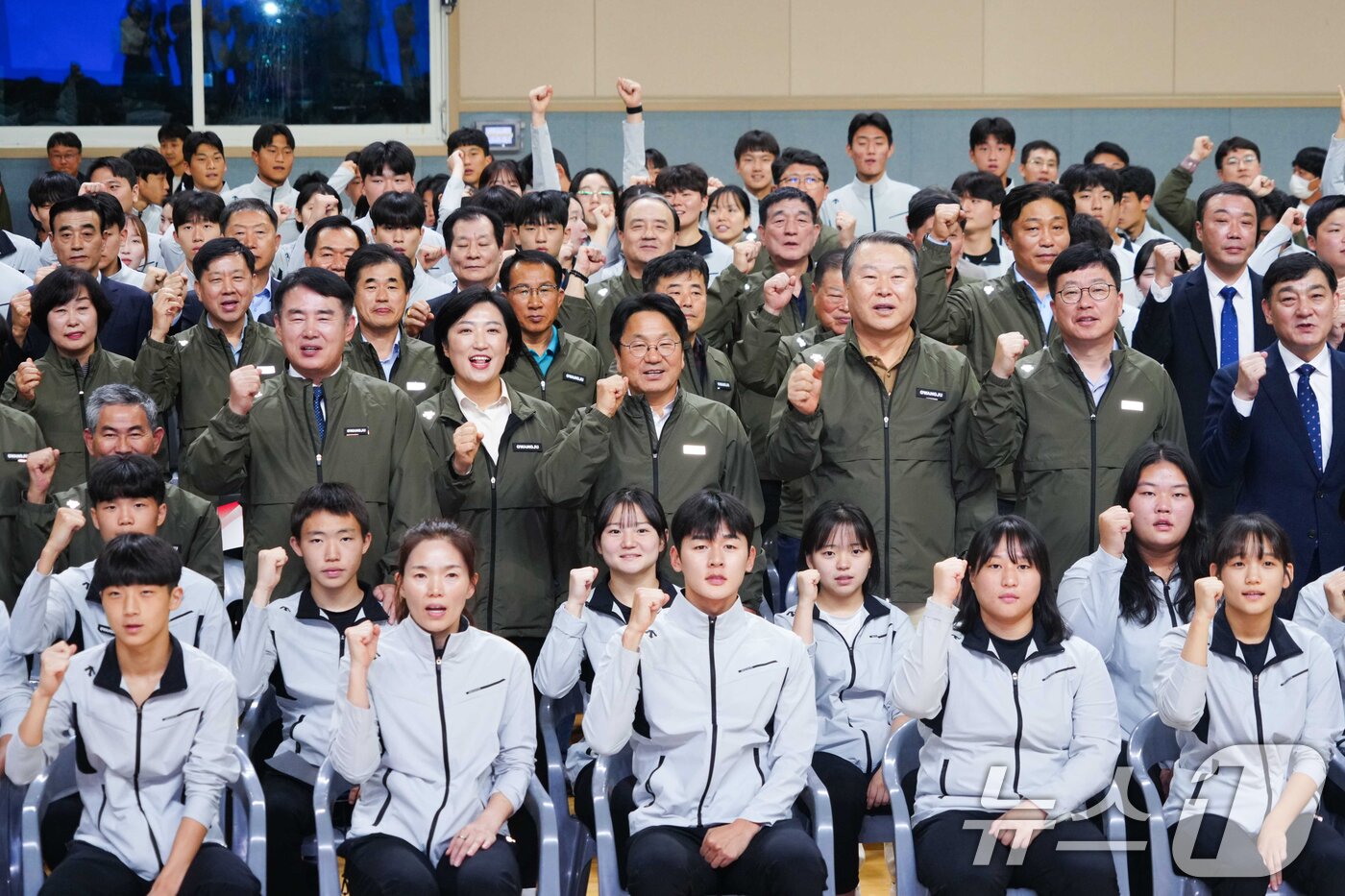 본문 이미지 - 강기정 광주시장이 4일 오후 광주 서구 빛고을체육관에서 열린 &#39;제105회 전국체육대회 대표선수단 결단식&#39;에 참석해 신수정 시의회의장, 전갑수 체육회장, 선수단 등과 선전을 다짐하며 구호를 외치고 있다.&#40;광주시 제공&#41;2024.10.5/뉴스1 ⓒ News1 박준배 기자