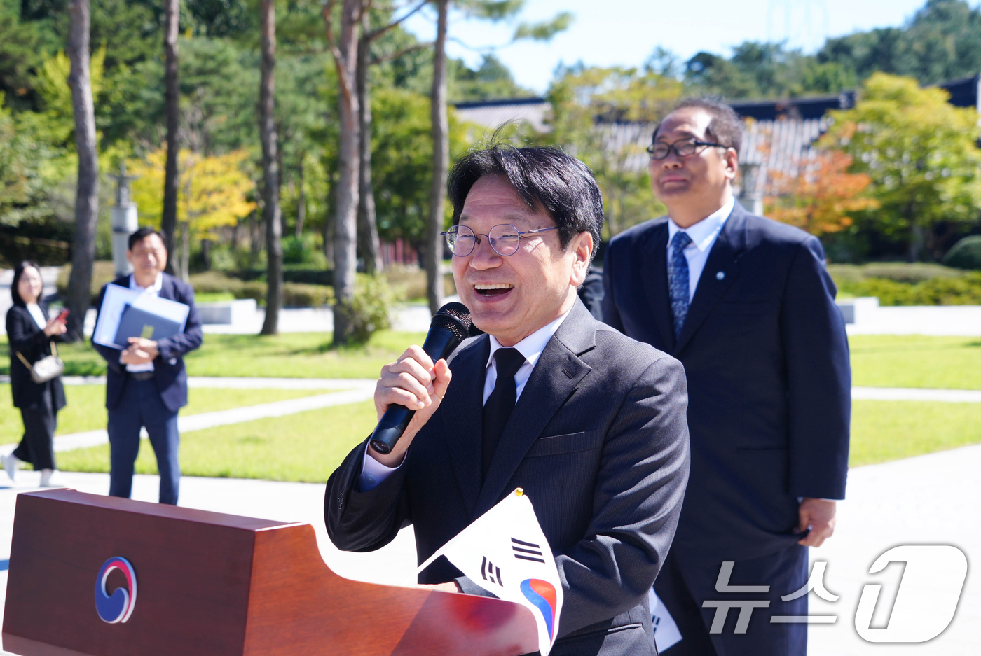 (광주=뉴스1) 박준배 기자 = 강기정 광주시장이 4일 북구 국립5.18민주묘지 민주의문 앞에서 세계호남향우회 총연합회 향우들을 맞이하며 인사말을 하고 있다.(광주시 제공)2024 …