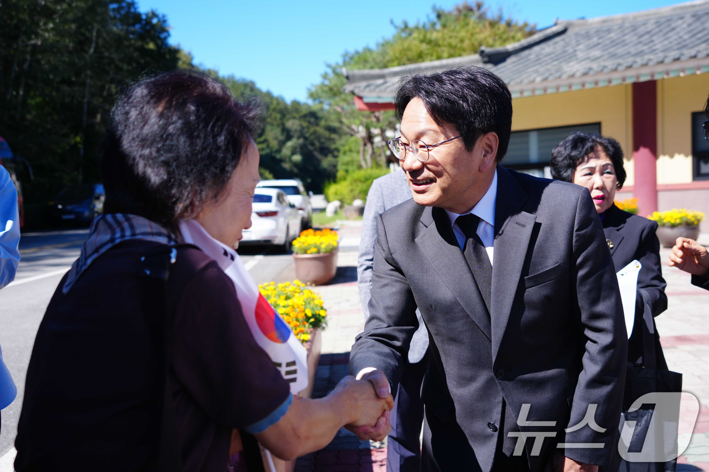 (광주=뉴스1) 박준배 기자 = 강기정 광주시장이 4일 북구 국립5.18민주묘지 민주의문 앞에서 세계호남향우회 총연합회 향우들을 맞이하고 있다.(광주시 제공)2024.10.5/뉴스 …