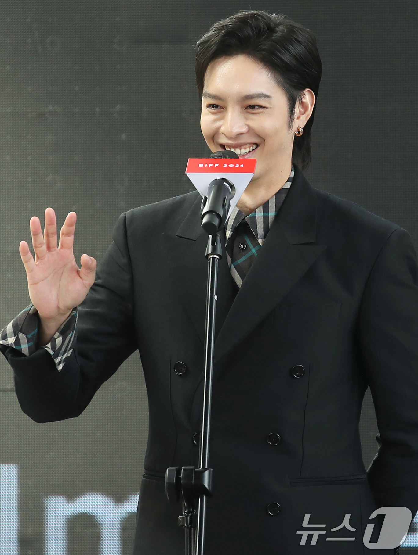 (부산=뉴스1) 권현진 기자 = 배우 조우녕이 5일 부산 해운대구 영화의전당 야외극장에서 열린 영화 ‘여름날의 레몬 그라스’ 무대 행사에 참석해 인사를 하고 있다. 2024.10. …