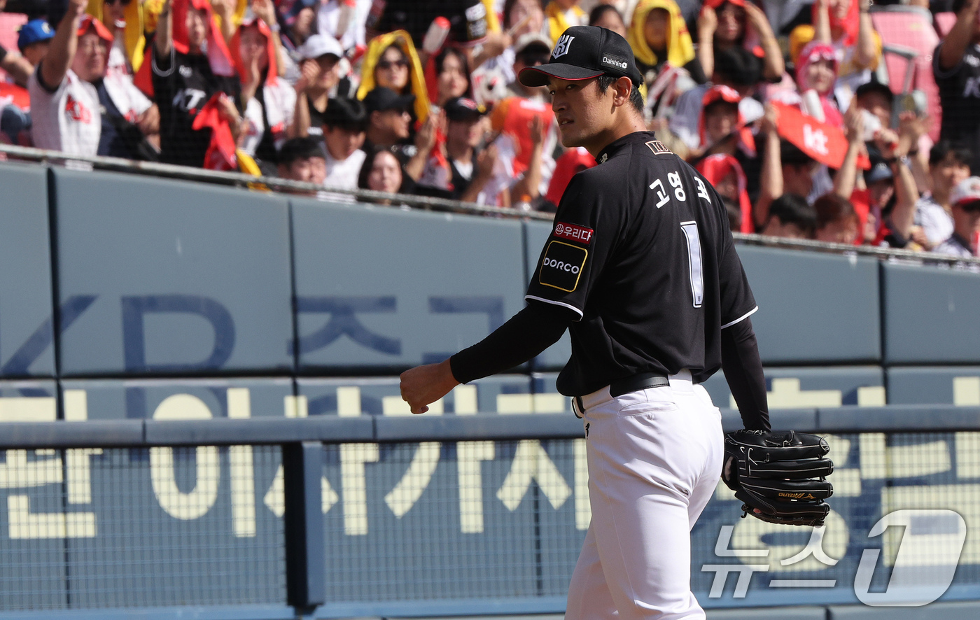 (서울=뉴스1) 장수영 기자 = 5일 오후 서울 송파구 잠실야구장에서 열린 프로야구 '2024 신한 SOL 뱅크 KBO 포스트시즌' 준플레이오프 1차전 KT 위즈와 LG 트윈스의 …