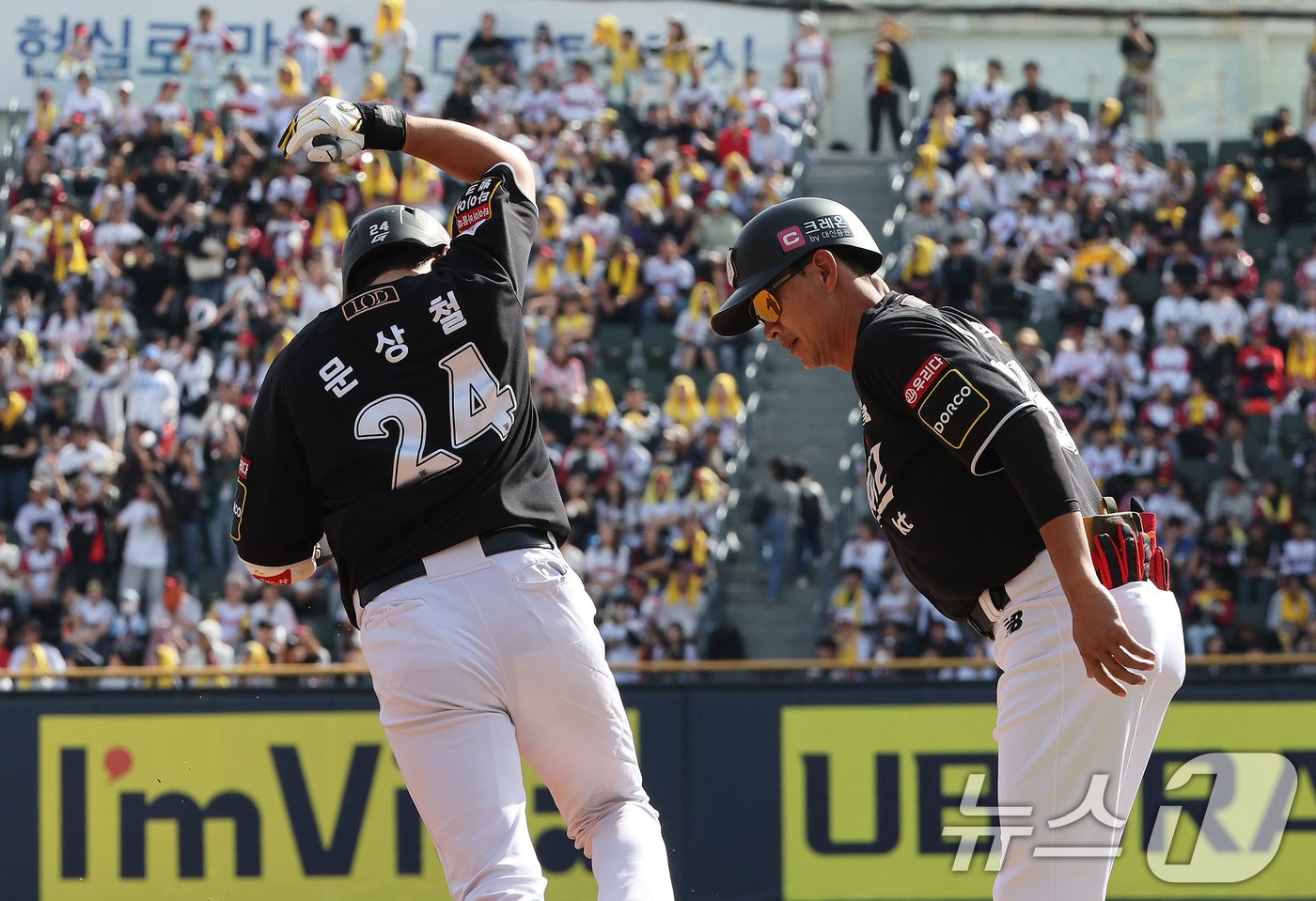 5일 오후 서울 송파구 잠실야구장에서 열린 프로야구 &#39;2024 신한 SOL 뱅크 KBO 포스트시즌&#39; 준플레이오프 1차전 KT 위즈와 LG 트윈스의 경기, KT공격 2회초 1사 1루 상황에서 문상철이 투런을 친 뒤 베이스를 돌고 있다. 2024.10.5/뉴스1 ⓒ News1 장수영 기자