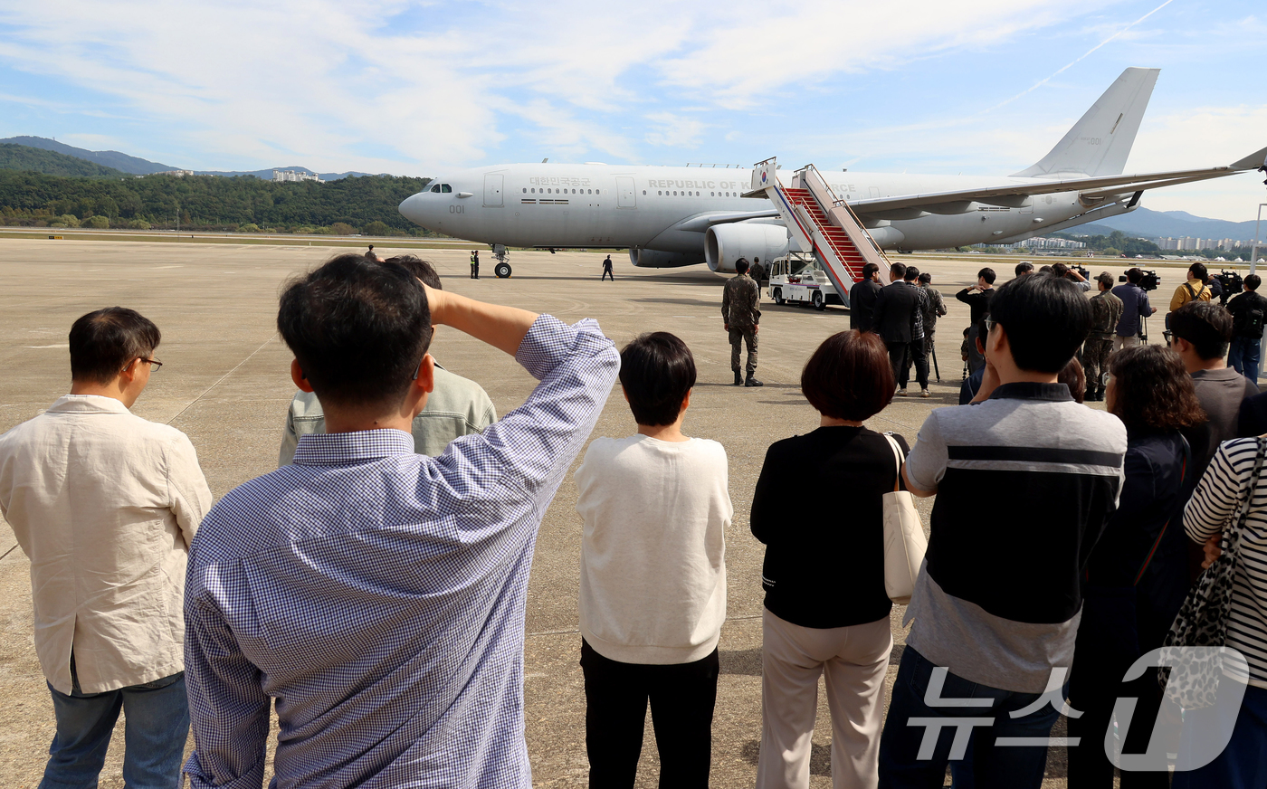 (서울=뉴스1) 사진공동취재단 = 이스라엘이 무장단체 헤즈볼라를 겨냥해 레바논에서 전방위적으로 공세를 강화하고 있는 가운데 5일 경기도 성남시 서울공항에 레바논에 체류 중이던 우리 …