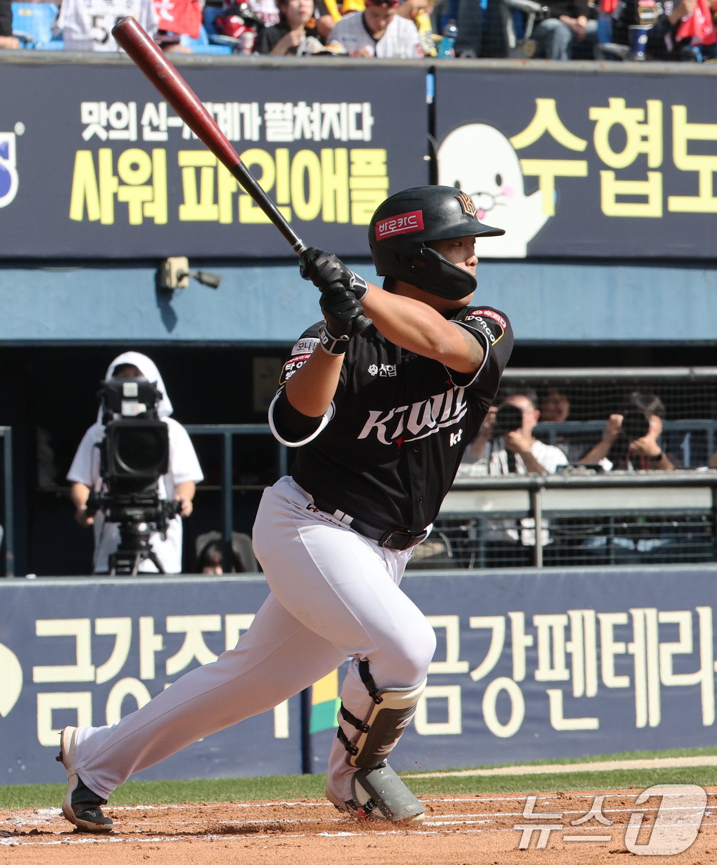 5일 오후 서울 송파구 잠실야구장에서 열린 프로야구 &#39;2024 신한 SOL 뱅크 KBO 포스트시즌&#39; 준플레이오프 1차전 KT 위즈와 LG 트윈스의 경기, KT공격 2회초 1사 상황에서 강백호가 안타를 치고 있다. 2024.10.5/뉴스1 ⓒ News1 장수영 기자