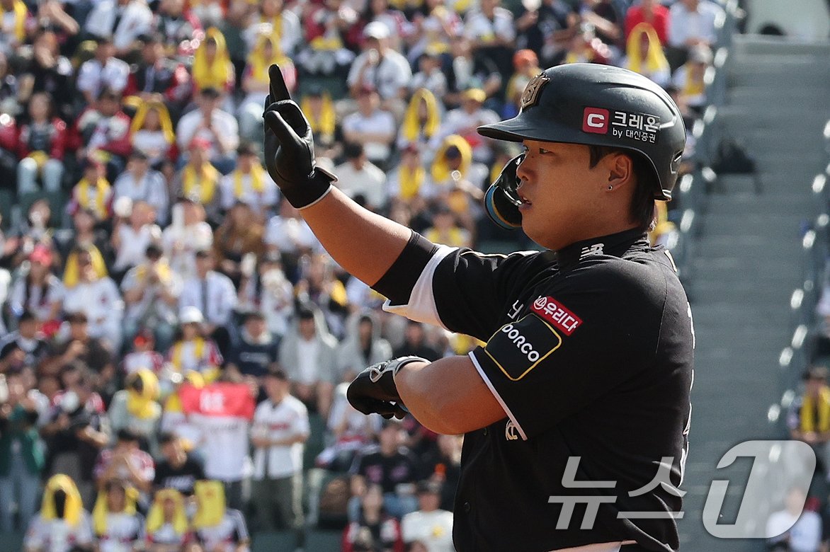 본문 이미지 - 5일 오후 서울 송파구 잠실야구장에서 열린 프로야구 '2024 신한 SOL 뱅크 KBO 포스트시즌' 준플레이오프 1차전 KT 위즈와 LG 트윈스의 경기, KT공격 2회초 1사 상황에서 강백호가 안타를 친 뒤 세리머니 하고 있다. 2024.10.5/뉴스1 ⓒ News1 장수영 기자