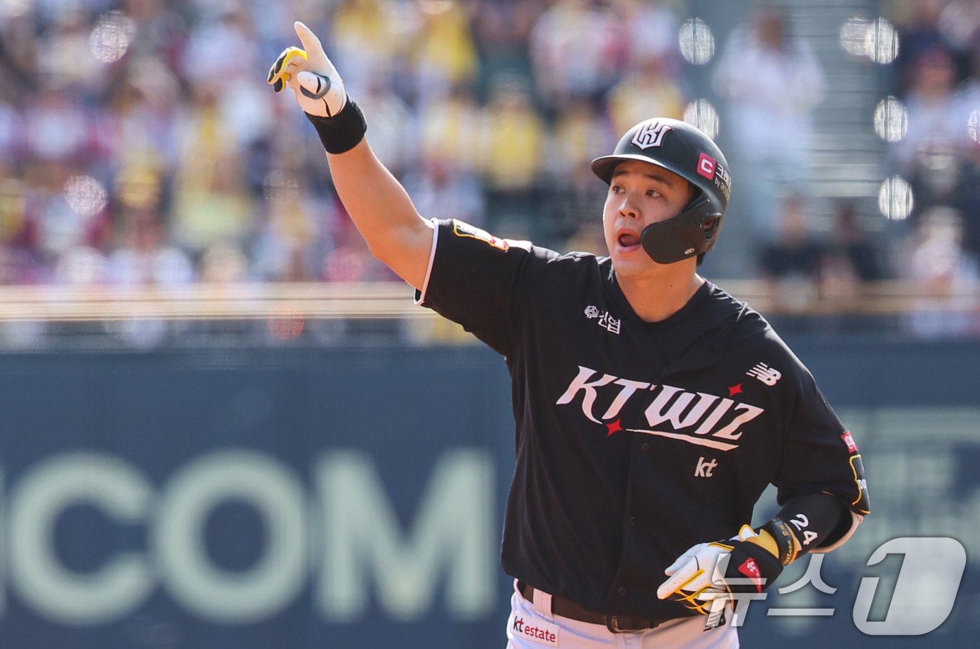 5일 오후 서울 송파구 잠실야구장에서 열린 프로야구 &#39;2024 신한 SOL 뱅크 KBO 포스트시즌&#39; 준플레이오프 1차전 kt 위즈와 LG 트윈스의 경기, 2회초 무사 1루 상황에서 kt 문상철이 2점 홈런을 치고 있다. 2024.10.5/뉴스1 ⓒ News1 김도우 기자